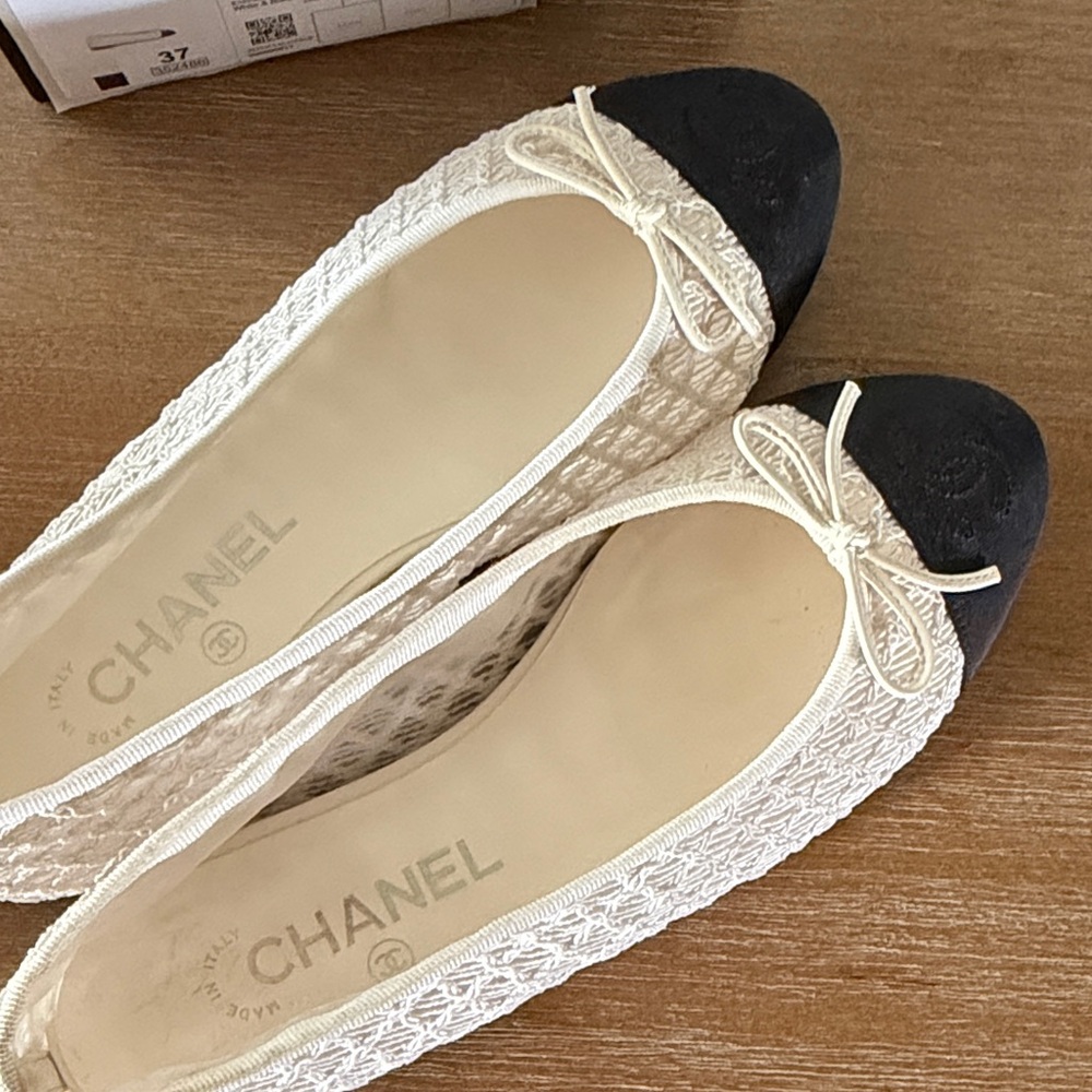 CHANEL Cream and Black Lace Flats